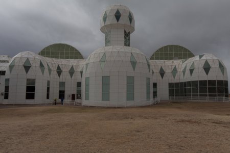 De ingang van Biosphere 2